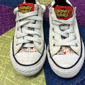 Adorable 🥰 looney tunes converse size 11